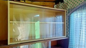 Dřevěná skříňka s posuvnými skly