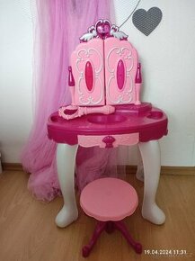 Dívčí toaletní stolek