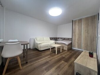 Pronájem 1+kk, rekonstrukce, balkon, zařízený, Hradec Králov