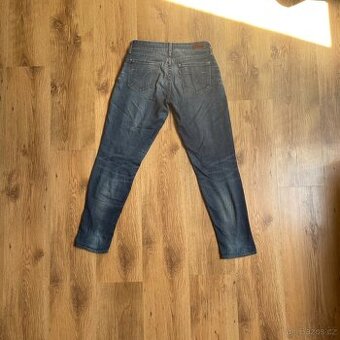 Levis džíny velikosti 25