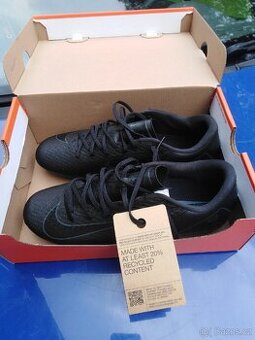 Prodám kopačky, vel. EUR 41, č. 7. Zn. NIKE