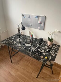 Vika Glasholm IKEA skleněný stůl