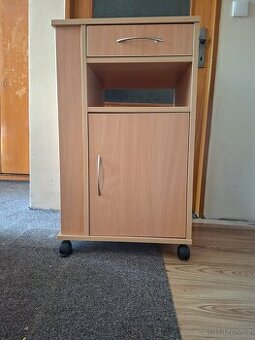 jnoční stolek s výklopnou jídelní deskou
