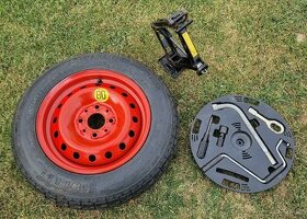 Rezervní odjezdové kolo s nářadím 135/80 B13 78P