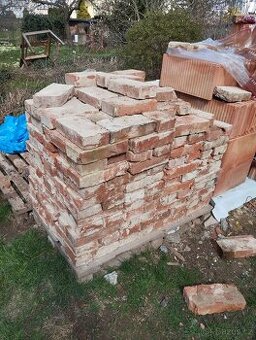 Materiál ze stavby - cihly