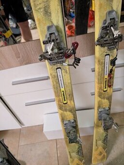 Skialpy, lyže, pásy, vázání dynafit pinove