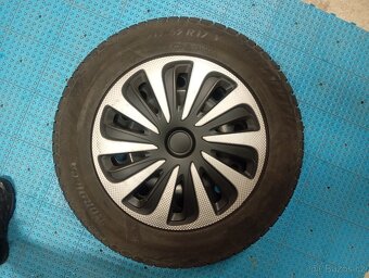Zimní kola pneumatiky 215/65 R17, plech. disky, poklice