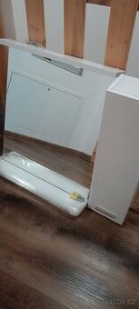 Koupelnová skříňka + police