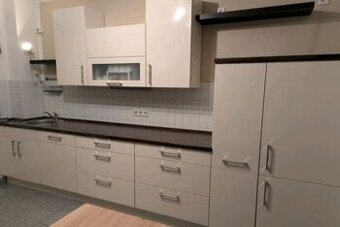 Krémová lesklá linka Nobilia se spotřebiči,5855