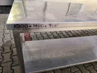 Nerezový stůl s policí