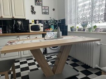 Jídelní stůl