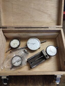 Indikátorové hodinky