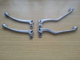 Držáky motoru, řidítek, plyn, páčky a matice kolen Jawa, ČZ