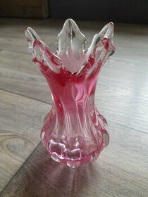 Váza z růžového hutního skla