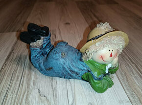 Dekorace figurka chlapeček ležící farmář