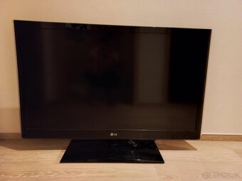 Televizor LG 42LV5500 + set top box (uhlopříčka 107 cm)