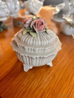 Starožitná dózička s růžemi