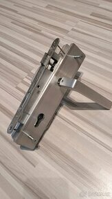 Prodam kování pro vstupní dveře se zámkem