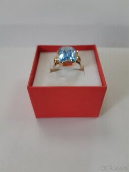 Zlatý prsten s modrým kamenem