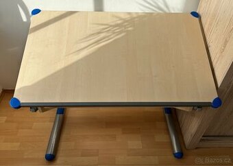Výškově nastavitelný psací stůl