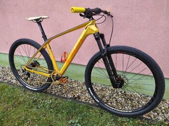 Karbonové horské kolo Sava 29" a další kola.