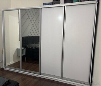 Prodám šatní skříň 300/220 – bílá se zrcadly