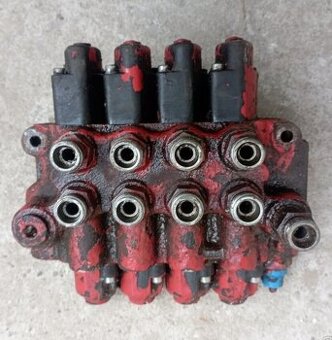 4 sekciový hydraulicky rozvádzač