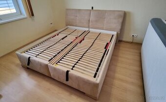 Manželská postel s úložným prostorem a rošty 180x200