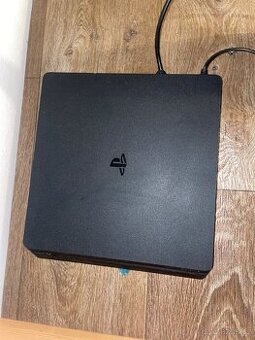 PlayStation 4 Slim + ovladač