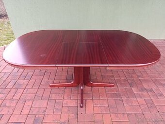 Rozkládací jídelní stůl