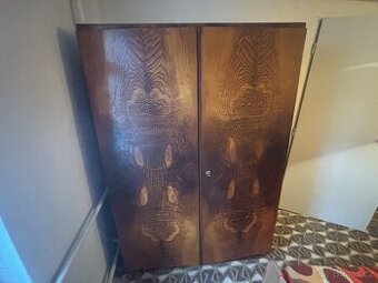 Retro dvoudvéřová skříň masiv