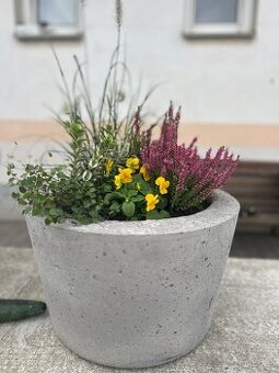 Ručně vyráběný designový betonový květináč