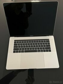 MacBook Pro 15, i7, 2017, 16GB RAM, 256 GB, TOP STAV