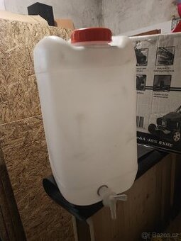Prodám kanystry na vodu s ventilem 25l