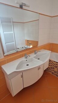 Dvojité umyvadlo se skříňkou