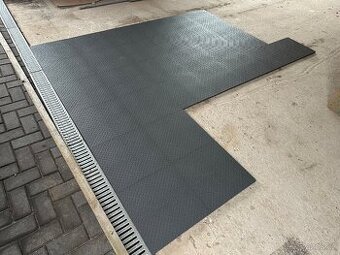 PP plastové dlaždice 400×400 – 307 ks (49 m²) – garáž, dílna