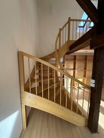 Interérové dřevěné schodiště se zábradlím na galerii