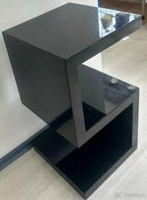 Odkládací stolek ve tvaru S