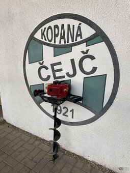 Motorový vrták na vinohradnické slůpky