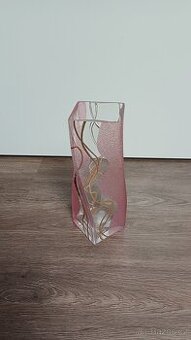 Skleněná váza s granátky