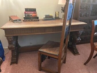 Starozitny psací stůl s zidli.