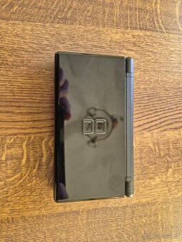 Nintendo DS Lite s příslušenstvím.