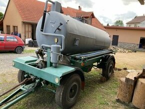 Fekální vůz za traktor