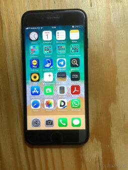 Rok používaný Apple iPhone SE (2022) 64GB černý, 87% baterie