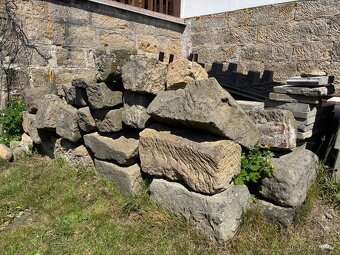 pískovec různé velikosti