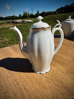 Porcelánová konvice MZ Czechoslovakia – starožitný kus se zl