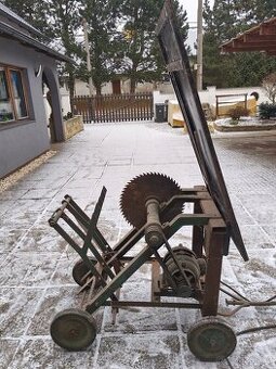 Stolní pila s podavačem