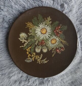 RUČNĚ MALOVANÝ DŘEVĚNÝ TALÍŘ – LIDOVÝ MOTIV