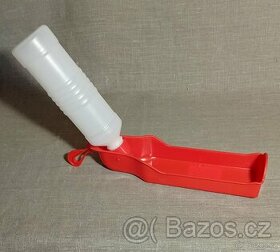 Cestovní láhev s miskou pro psa 0,5 litru červená