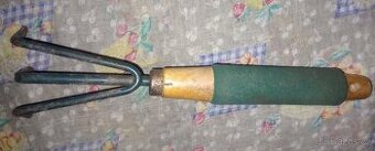 Ruční kultivátor 3 hroty